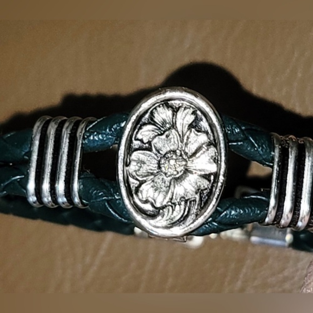 Black and silver tone bracelet. Flower details